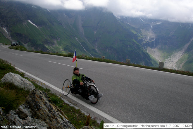 Hochalpenstrasse Grossglockner - úsek mezi 8. a 9.KEHRE (otočkou) ve kterém překonávám 2000 m.n.m.