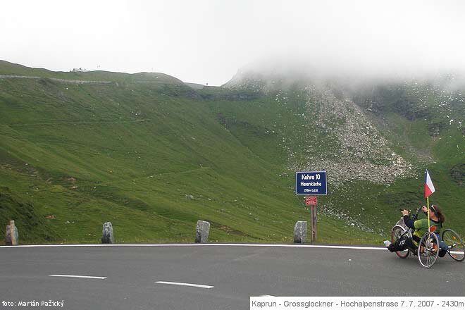 10. otočka na Hochalpenstrasse Grossglockner ve výšce 2116 m.n.m. a já se naivně těším že na horizontě už vidím Fuscher Törl 