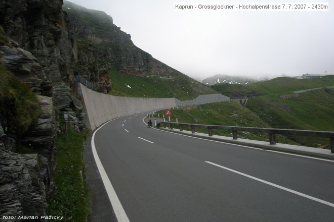 Hochalpenstrasse Grossglockner 7. 7. 2007 - 15:00hodin a já nevěřím informaci, že od horizontu to mám ještě 2km