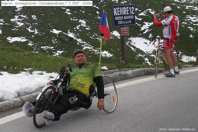 Hochalpenstrasse Grossglockner 7. 7. 2007 - S italským cyklistou ve 12.otočce  2334m.n.m.