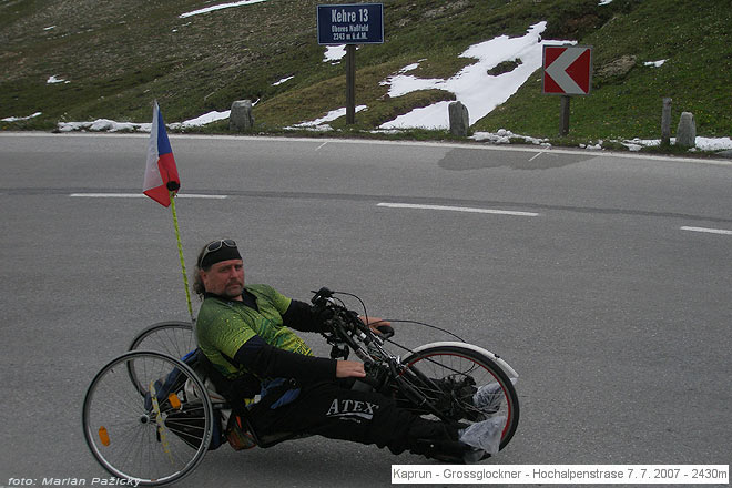 Hochalpenstrasse Grossglockner 7. 7. 2007 - předposlední 13.otočka v 2343m.n.m.