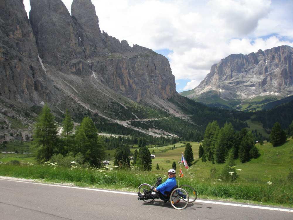 Sjezd z passa di Gardena se nedá spěchat, člověk se musí kochat nádherným výhledem