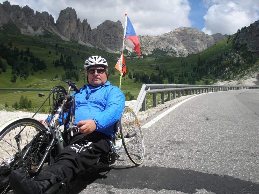 První část sjezdu z passo di Gardena (v pozadí)