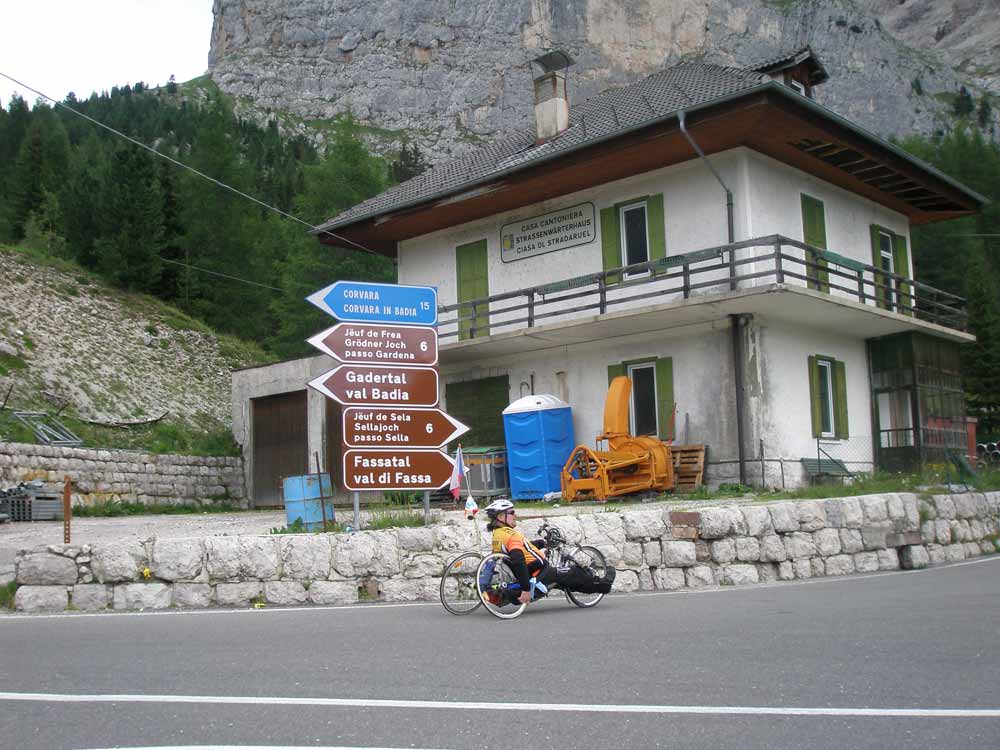 Na křižovatce pod sjezdem z passo di Gardena, před sebou mám 6 km tvrdého stoupání na passo di Sella jet doprava sjedu do Canazei