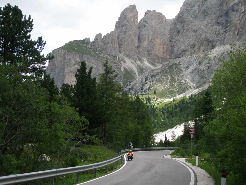 První kilometr stoupání na passo di Sella, chvíli trvá než se zase dostanu do tempa