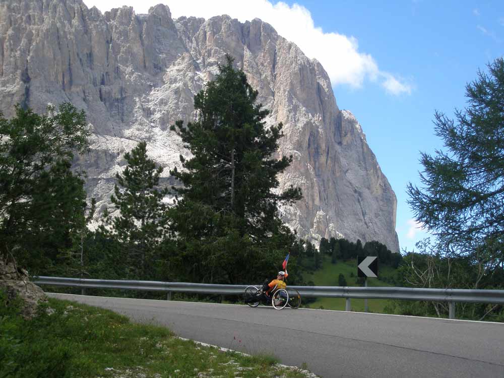 Stoupání na passo di Sella za zákrutou uvidím silnici daleko před sebe