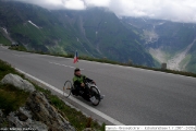 Hochalpenstrasse Grossglockner - úsek mezi 8. a 9.KEHRE (otočkou) ve kterém překonávám 2000 m.n.m.