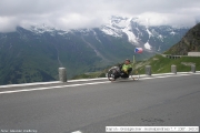 Hochalpenstrasse Grossglockner 7. 7. 2007 - pohled dolů z 2240m.n.m na 10.otočku v 2116m.n.m.
