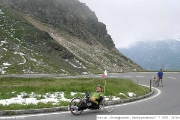 Hochalpenstrasse Grossglockner 7. 7. 2007 - borec vzadu na kole jede po vlastní ose z Francie