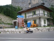 Na křižovatce pod sjezdem z passo di Gardena, před sebou mám 6 km tvrdého stoupání na passo di Sella jet doprava sjedu