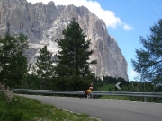 Stoupání na passo di Sella za zákrutou uvidím silnici daleko před sebe