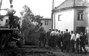 Stavba pomníku OBĚTEM SVĚTOVÝCH VÁLEK LUBOJATY 1961