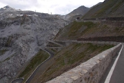 PASSO DELLO STELVIO 2760m.n.m. - pohled z parkoviště v poslední zatáčce od Prato