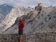 Marian - v pozadí hotel Alpengasthof Tibet - Albergo Rifugio Alpino