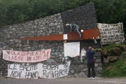 Marian před památníkem Marco Pantaniho u silnice na passo Mortirolo 1851m.n.m.