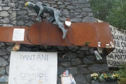 Památník Marco Pantaniho u silnice na passo Mortirolo 1851m.n.m. - bohužel dojel na kokain