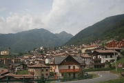 Vesnička Monno při sjezdu z passo Mortirolo směrem na východ
