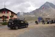 Silnice z passo Gavia do Bormia, Pavla s Dušanem začínají sjezd na horizontu silnice.