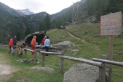 Grilování na krásném místě Area PIC-NIC ve výšce 2047m.n.m při sjezdu z passo Gavia na Bormio