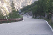 JEDNA Z TORNANTI NA PASSO DELLO STELVIO, PRO MALÝ REJD NA HANDBIKU PROJÍŽDĚNÁ HODNĚ ZE ŠIROKA