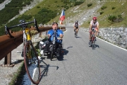 Cyklisté v jízdě na PASSO DELLO STELVIO 2760m 27. 8. 2009, Marianovo kolo odložené při mém focení když sjížděl do Bormia