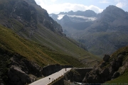 Lehčí a nudný úsek stoupání na PASSO DELLO STELVIO z Bormia - tady jsem byl rychlejší než Jana a Jindřiška.